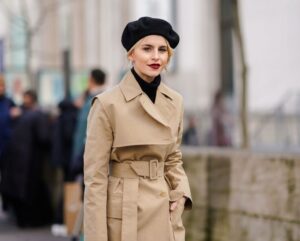 Comment s'habiller en mi-saison : l'indémodable trench coat